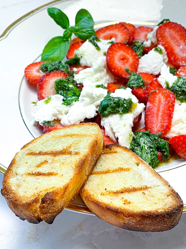 Erdbeer-Caprese Salat Rezept mit selbstgebackenem Brot