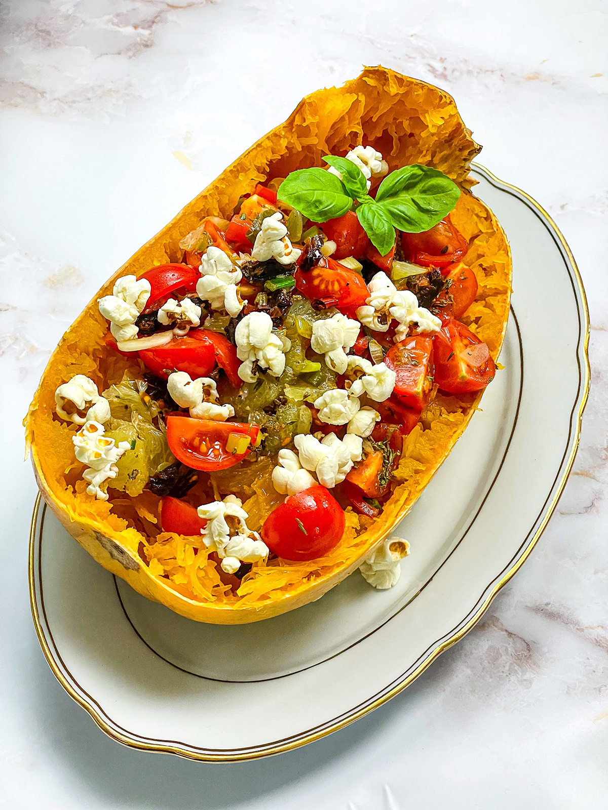 Salat vom Spaghettikürbis mit Chili-Popcorn Rezept