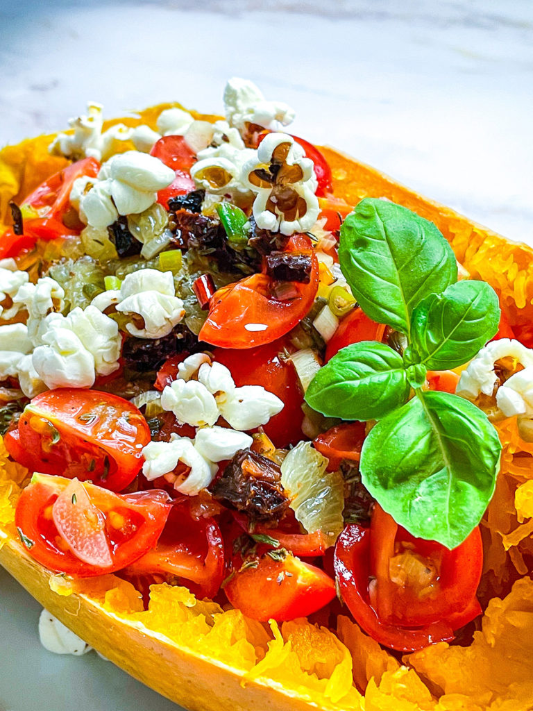 Vegetarischer Salat vom Spaghettikürbis mit Chili-Popcorn